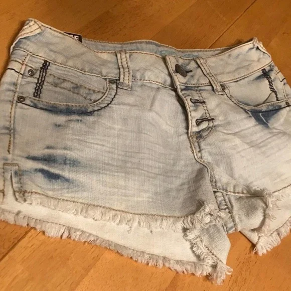 Rebel By Right Mid Rise Cut off  Shorts NWT - Picture 6 of 9
